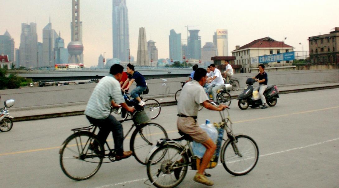 On the Projects Abroad Mandarin Language Course in China, students explore local areas on bikes. While learning Mandarin in China, students use free time to explore by cycling around the city.